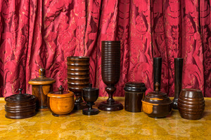 Une collection variée de vases et de boîtes couvertes en bois, 20ème