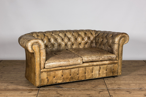 Een lederen Chesterfield zetel, 20e eeuw