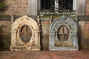 Une paire d'oeuil-de-boeufs en fonte à décor de mascaron, 19ème