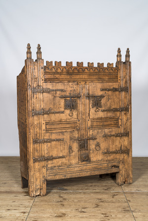 Cabinet de style gothique en bois monté en fer forgé, Allemagne ou France, 15/16ème et après