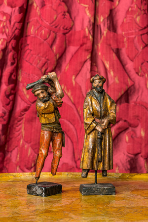 Deux figures d'un groupe de flagellation en bois polychrome et doré, 16ème