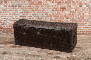 Een houten koffer met lederen bekleding en smeedijzeren beslag, 17/18e eeuw