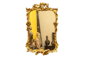 Miroir de style Louis XV en bois richement sculpté et doré, France, 19ème