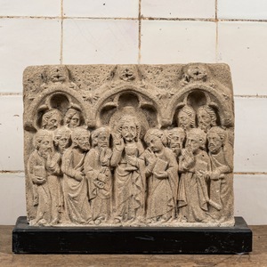 Relief en grès figurant Christ et les douze apôtres, 20ème