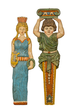 Twee polychrome houten reliëfs van Erato met haar lier en een jonge atlant, 19e eeuw