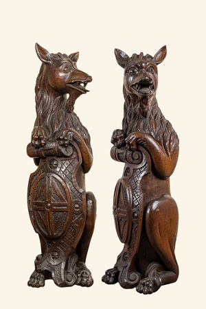 Deux sculptures de créatures mythiques avec un bouclier en chêne, 19ème