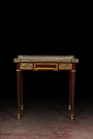 Table d'appoint de style Louis XVI en acajou aux montures en bronze et cuivre et plateau en marbre, 19/20ème