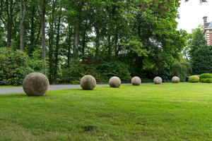 Une paire d'impressionnantes boules de jardin en béton délavé, 20ème