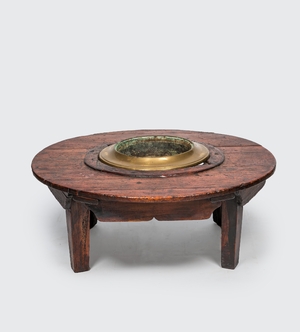 Table basse ronde en bois de pin teinté foncé avec centre en cuivre ou braséro, 19/20ème