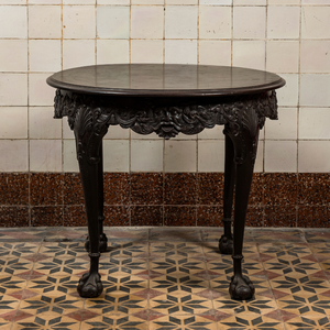 Table d'appoint en bois sculpté et patiné à décor de mascarons de style néo-baroque, 19ème