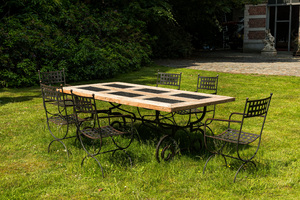 Table en fer forgé au plateau en ardoise et bois accompagné de six chaises, 20ème