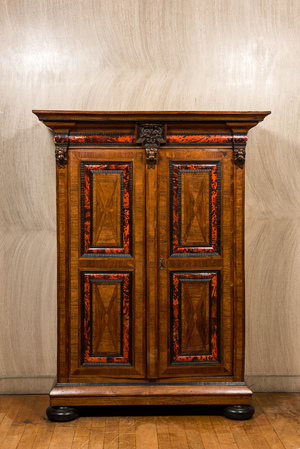 Armoire à deux portes en bois, écaille et bois noirci, Flandres, 17ème et après