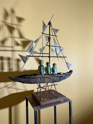 Alain Delvoye: 'The vessel', sculptuur in metaal, klei, textiel en papier