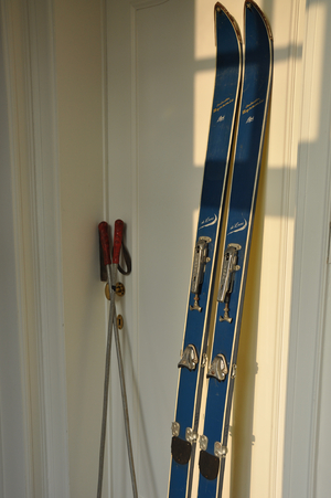 Een paar vintage ski's met bijhorende stokken, Dynamic, jaren '60